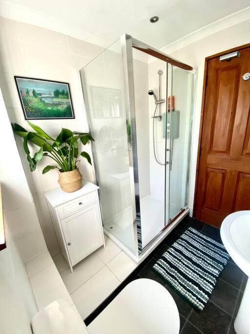 Apartment With Parking, Close To The Raigmore Hospital Инвернесс Экстерьер фото